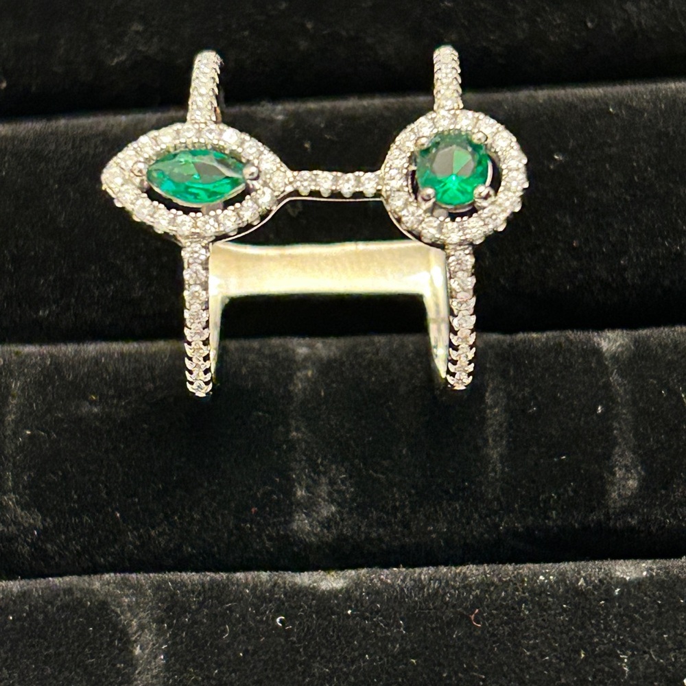 Elegant Silver and Green Gemstone Ring